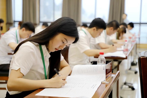 選手進行綜合業務考試。國網重慶永川供電公司供圖