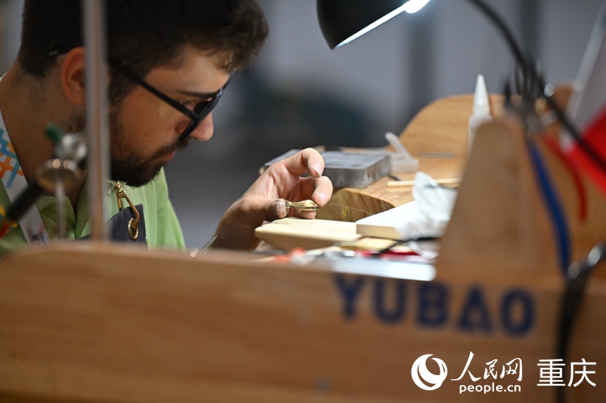 參賽選手認真進行珠寶加工。人民網記者 胡虹攝