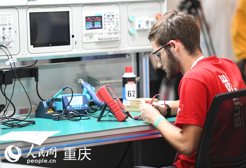 參賽選手參加第二屆“一帶一路”國際技能大賽比賽現場。人民網記者 胡虹攝