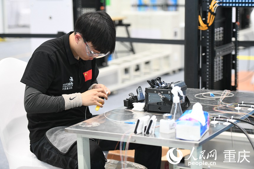 參賽選手參加第二屆“一帶一路”國際技能大賽信息網絡布線項目比賽。人民網記者 胡虹攝