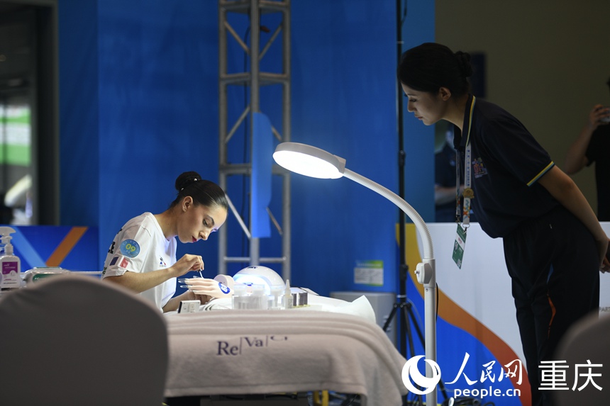 比賽現場，裁判觀察參賽選手進度。人民網記者 胡虹攝