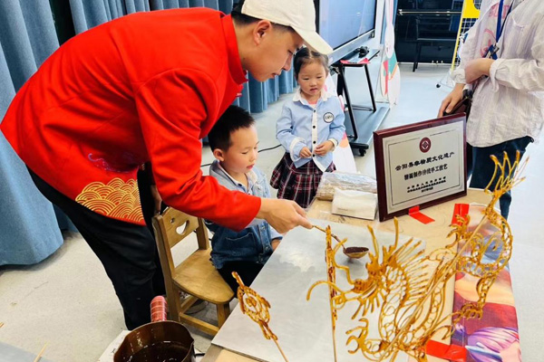 畫糖畫?？茖W城啟慧幼兒園供圖