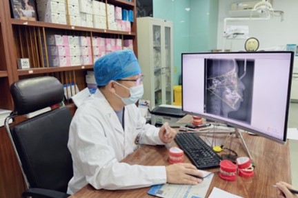 魏戰軍為患者講解矯正方案。重慶牙博士口腔供圖