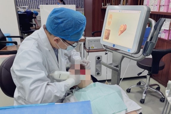 魏戰軍為患者進行口腔掃描。重慶牙博士口腔供圖