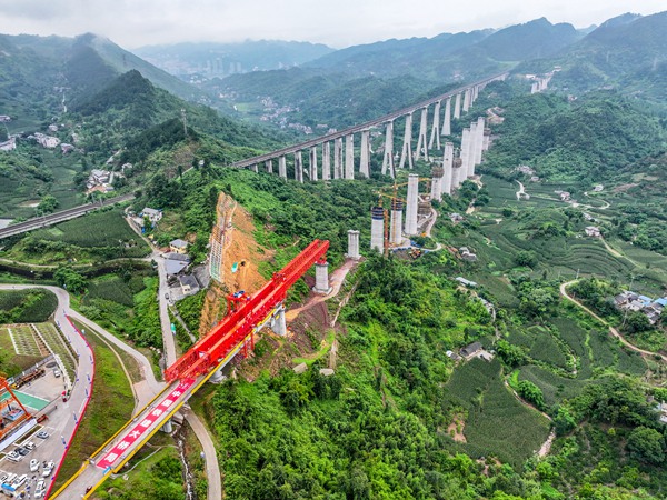 施工現場。渝萬鐵路有限責任公司供圖