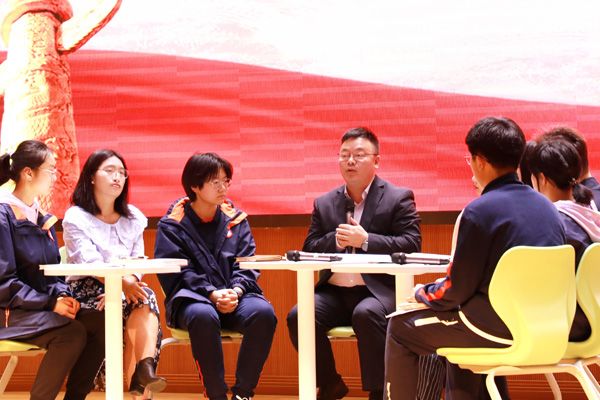 周鵲虹帶領師生開展讀書討論活動。重慶市第一實驗中學供圖