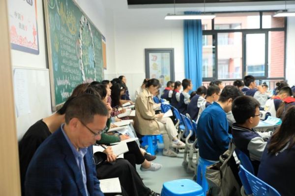 聽課評課。川外科中供圖