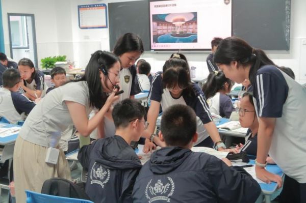 師生互動。川外科中供圖