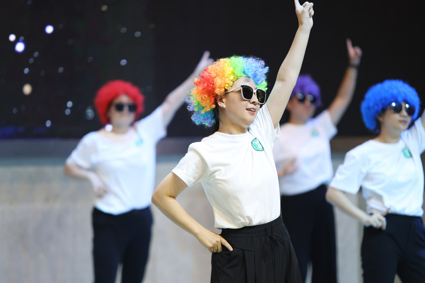 舞蹈《教師陣線聯盟》。重師附二小供圖