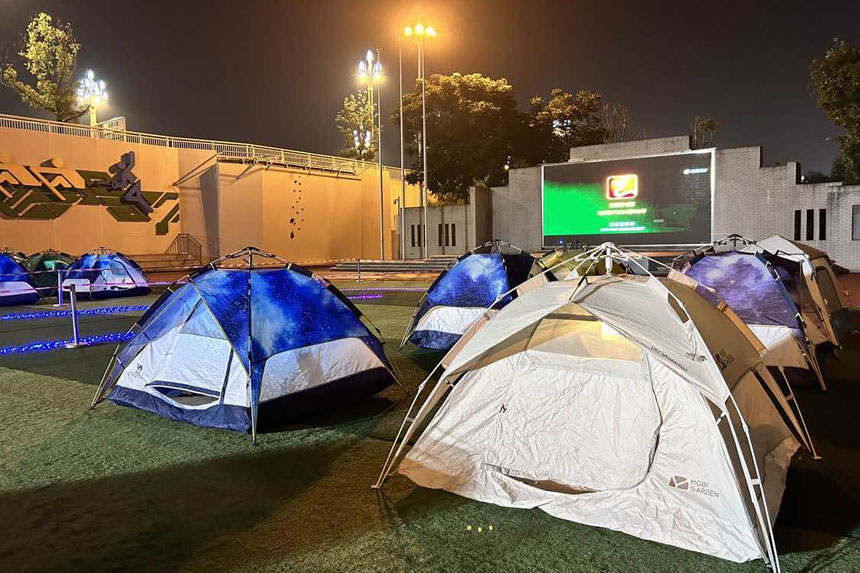 星空下的帳篷。重師附二小供圖