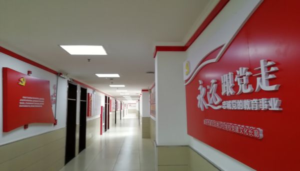 學校黨建文化長廊。渝北區兩江小學校供圖