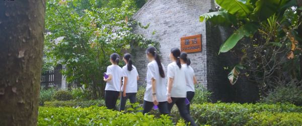 南開學子手持《新時代廉潔文化讀本》前往廉潔文化教育基地學習。重慶南開中學供圖