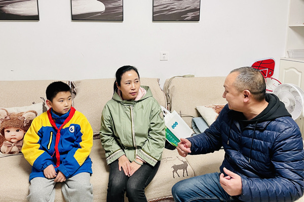 黨員教師入戶家訪。重慶市鋼城實驗學校供圖