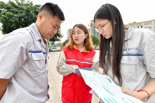 國網重慶江津供電公司向企業代表講解分時電價政策。王化全攝