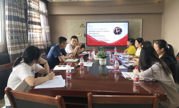 市級班主任工作室主持人楊勇勝指導學校班主任工作室的工作。重慶市長征學校供圖