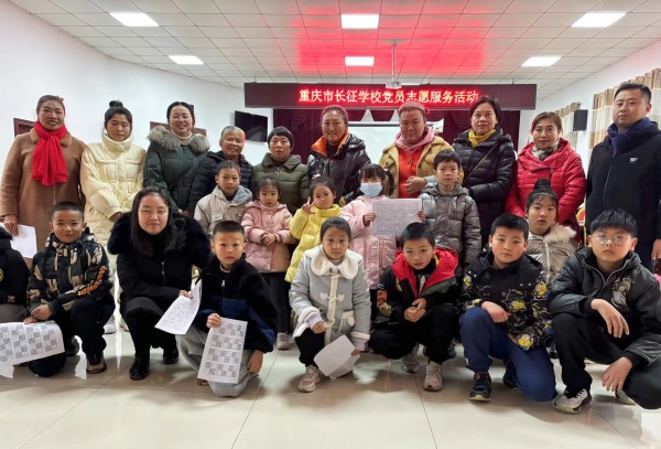 黨員教師周末義工活動，提高課后服務質量。重慶市長征學校供圖