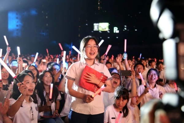 2024年畢業典禮上的最后一場開放的大思政課。重慶市楊家坪中學供圖