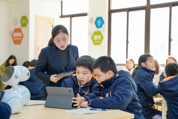 少年人工智能學院開展編程學習。禮嘉實驗小學供圖