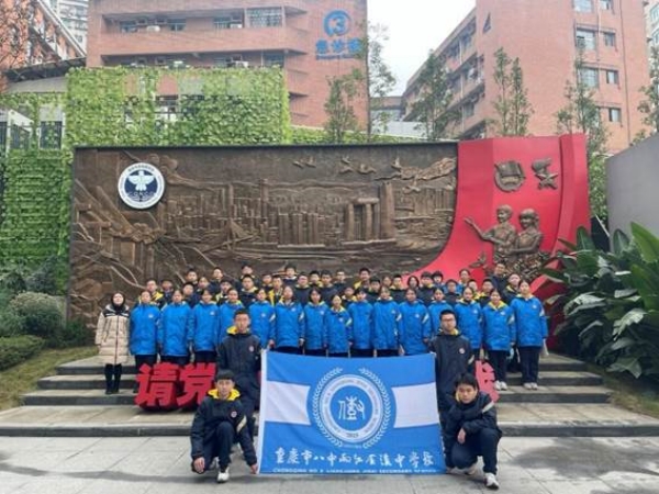 “卓然陶養”行走的思政課。兩江八中供圖