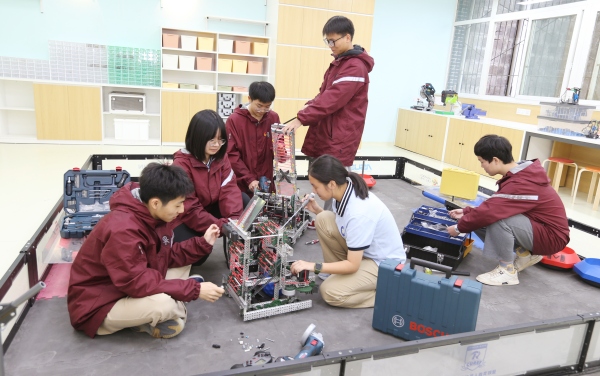 “智創社”科技社團活動。重慶廣益中學供圖