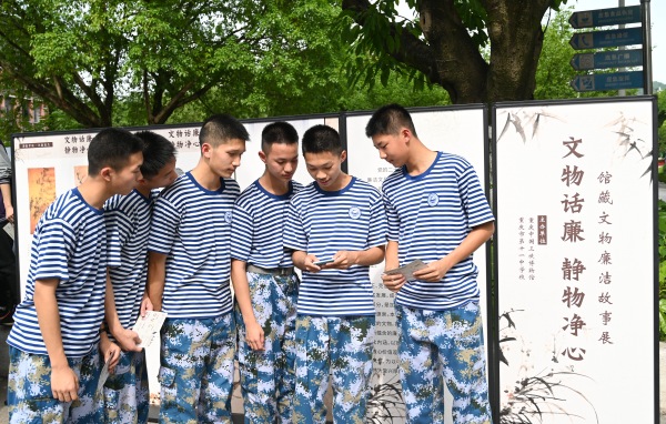 開展“文物話廉 靜物凈心”主題活動。重慶十一中供圖