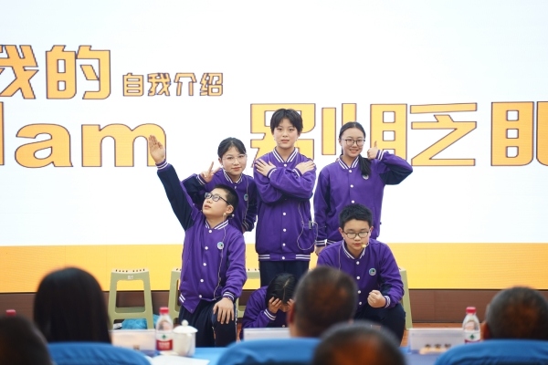 與重慶第二師范學院合作“一人一故事”劇場展演。重慶市第一一0中學校供圖