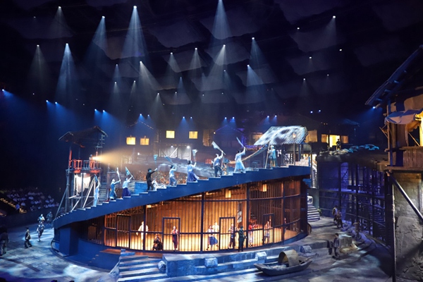 觀看《重慶1949》演出現場。中建八局西南公司供圖