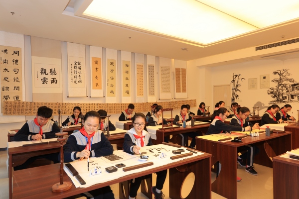 傳統書法教育。重慶市徐悲鴻中學供圖