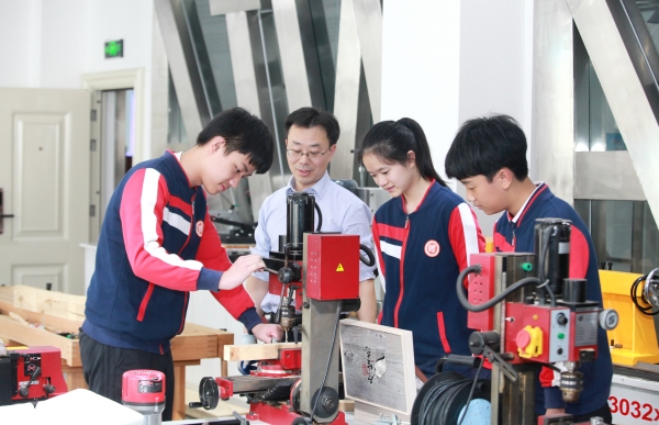 科創教育。重慶市徐悲鴻中學供圖