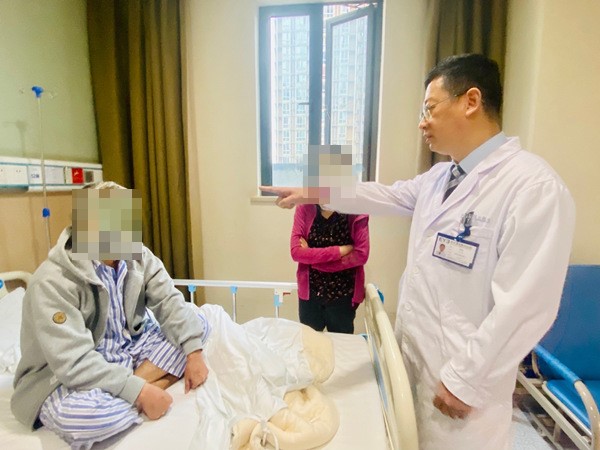 袁洪峰查房中。重慶愛爾眼科醫院總院供圖