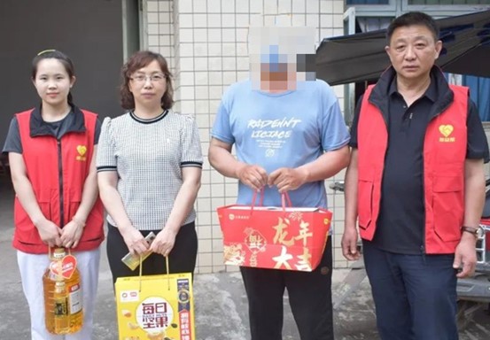 家訪活動現場。重慶迪邦皮膚病醫院供圖