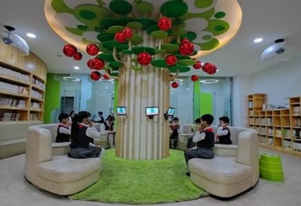 圖書館智慧型閱讀。 重慶市璧山區御湖小學校供圖