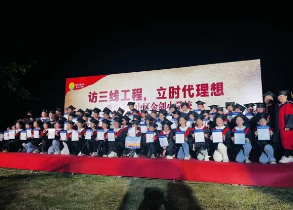 第一支部書記劉居康開展“清廉大講堂”講座。 璧山區金劍小學校供圖