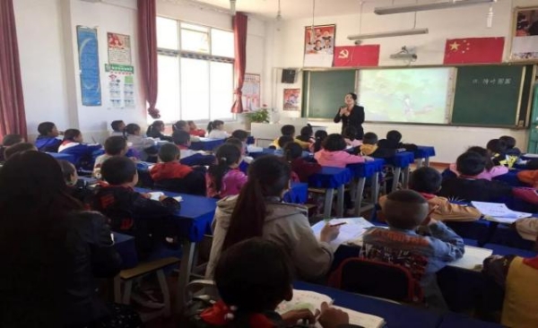 黨員易程軍赴芒康嘎托鎮小學送教儀式。 璧山區金劍小學校供圖