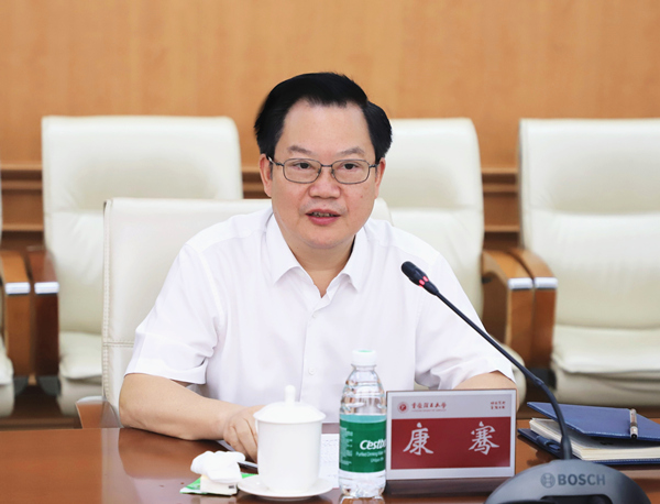 重慶理工大學黨委書記康騫講話。重慶理工大學供圖