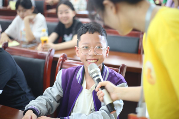 志愿者與兒童“笑”談趣味生活。重慶財經學院供圖