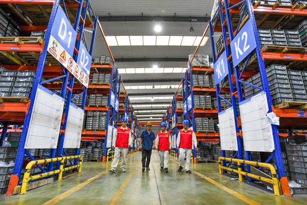 國家電網紅巖“江津營銷”共產黨員服務隊員了解企業用能情況開展能效診斷。王化全攝