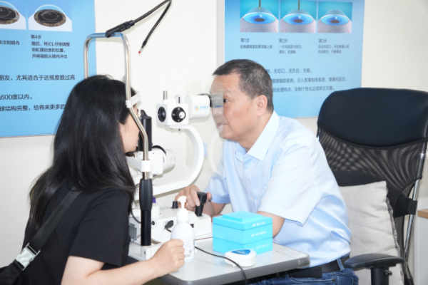 范光忠為患者檢查眼部情況。重慶普瑞眼科醫院供圖