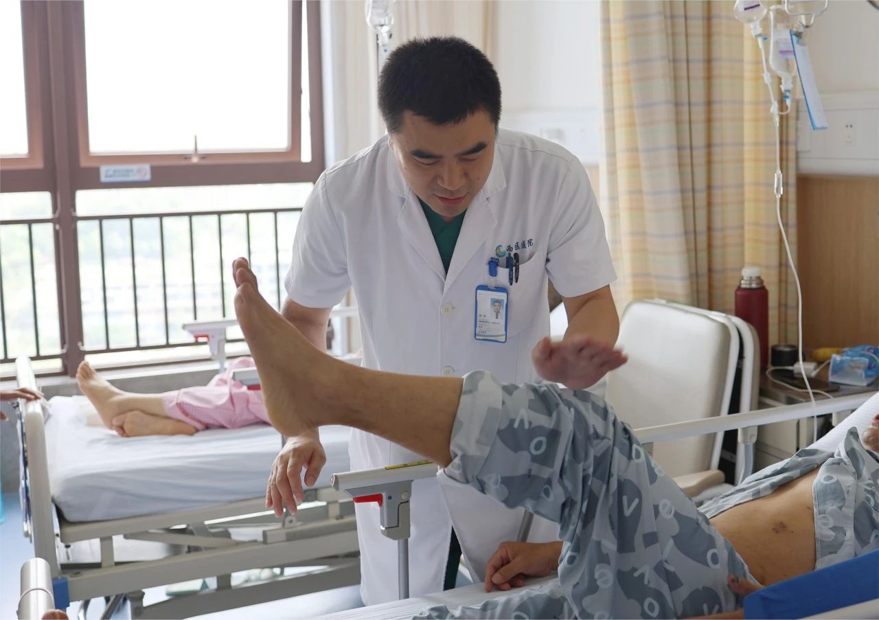 梁鴻檢查患者恢復情況。重慶西區醫院供圖