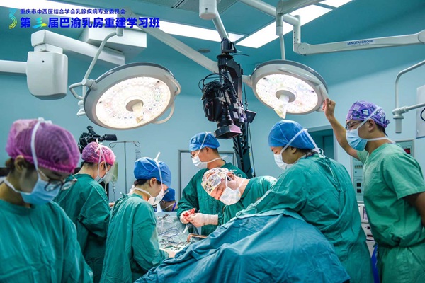 手術室現場。重慶大學附屬腫瘤醫院供圖