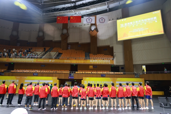 中國隊全體運動員、教練面對國旗，高唱國歌。