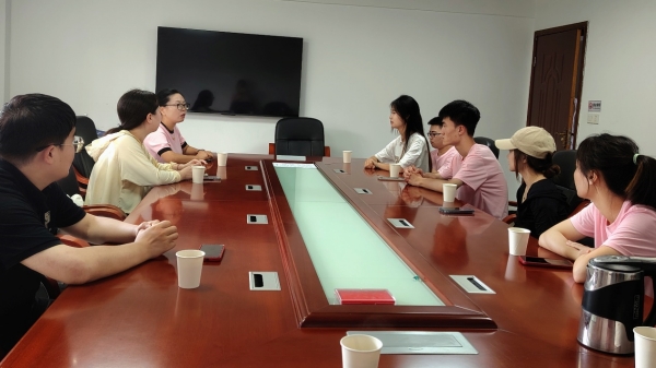 實踐團與勝天村黨委書記朱鳳開展座談交流。重慶財經學院供圖