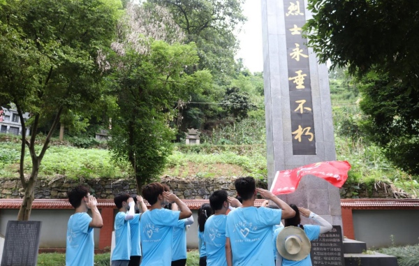 團隊前往郁山鎮參觀烈士陵園。長江師范學院供圖