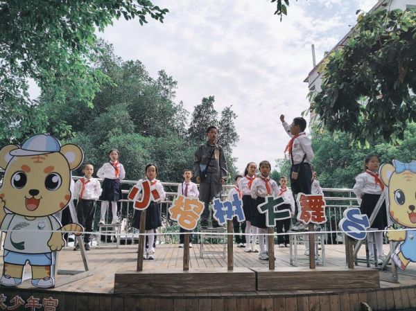 “足球特色”大舞臺與“榕樹”小舞臺活動。新華小學供圖