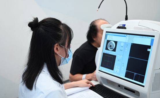 患者術后檢查眼底情況。重慶南坪愛爾眼科醫院供圖