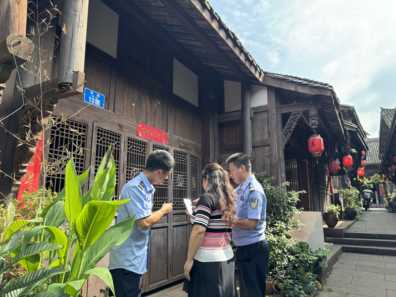 潼南雙江古鎮社區民警指導群眾掃碼應用。潼南區公安局供圖