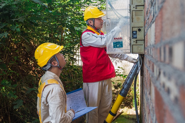 國家電網紅巖（榮昌）共產黨員服務隊隊員檢查烤房用電表計。國網重慶永川供電公司供圖