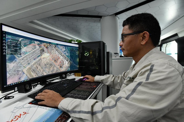 工作人員操作無人機智慧管控平臺。王化全攝