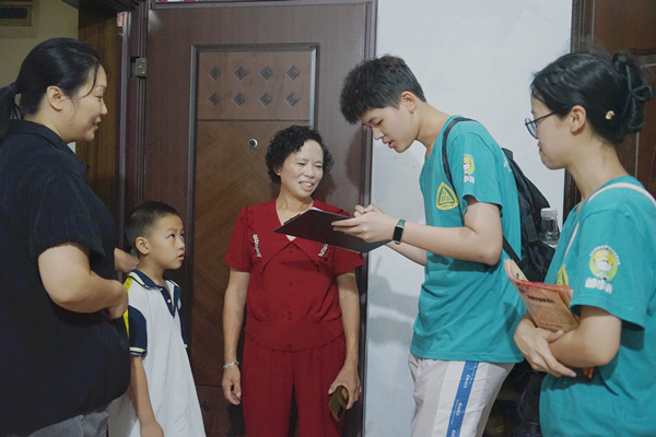 團隊成員在東關社區進行入戶宣傳。宋如意攝