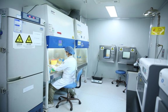 樣本制備區：生物安全柜、核酸提取儀。重慶松山醫院供圖